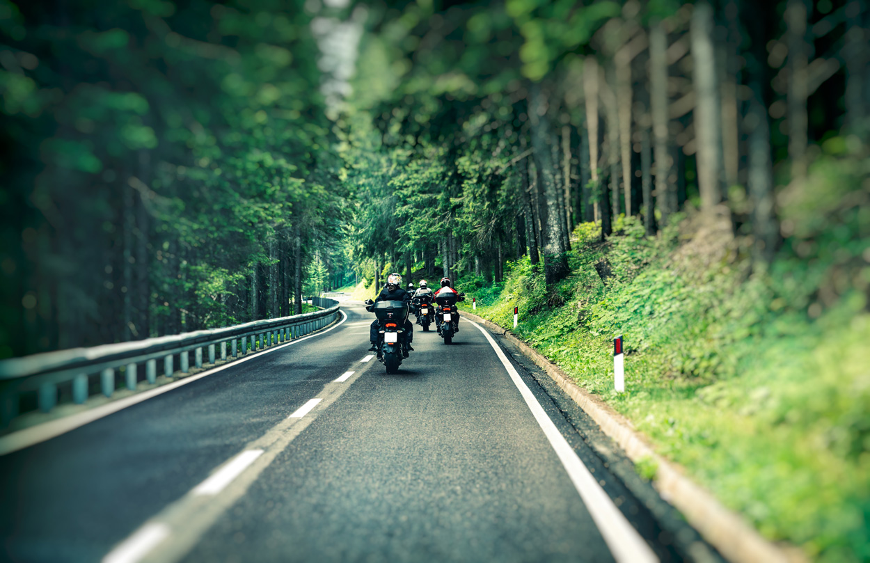 Motorradfahrer Thüringer Wald auf kurviger Strasse bei Lauscha